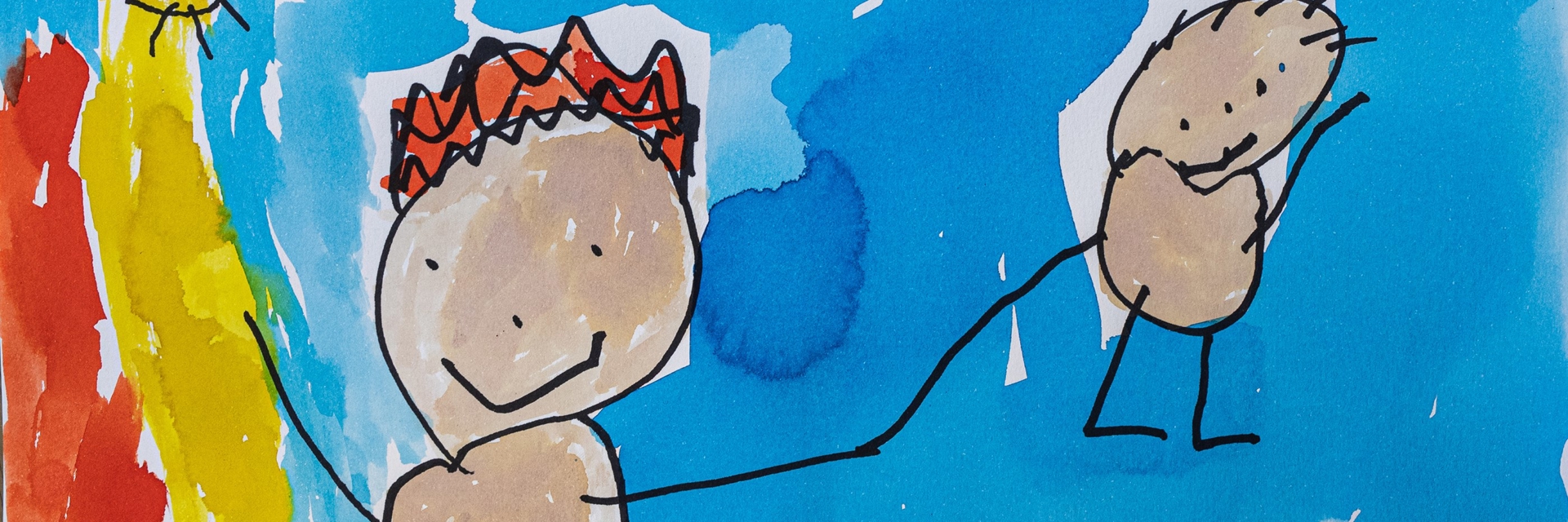 Børnetegning fra Alfehuset i Næstved Kommune. Tegningen er et barn der holder et mindre barn i hånden. Der er  sol, grønt græs og blå himmel. Børnetegning fra Alfehuset i Næstved Kommune. Tegningen er et barn der holder et mindre barn i hånden. Der er  sol, grønt græs og blå himmel.