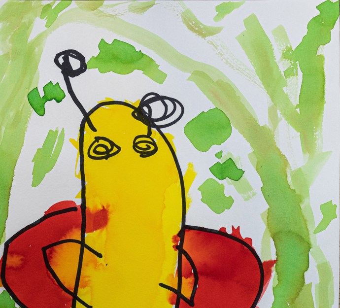 Børnetegning fra Alfehuset i Næstved Kommune. Tegningen er en gul sommerfugl med røde vinger, baggrunden er Grøn.