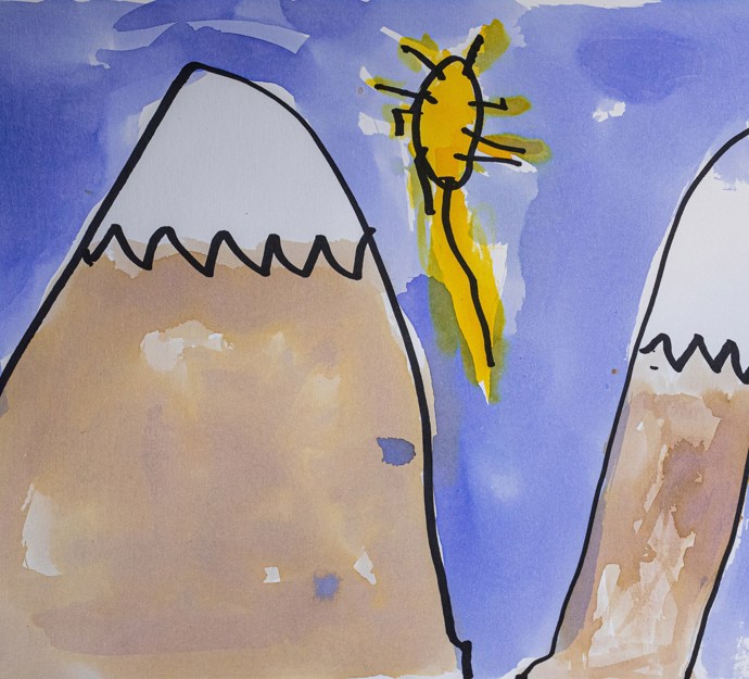 Børnetegning fra Alfehuset i Næstved Kommune. Tegningen er to bjergtoppe med sne på toppen og med en gul sol imellem, på en  blå baggrund.